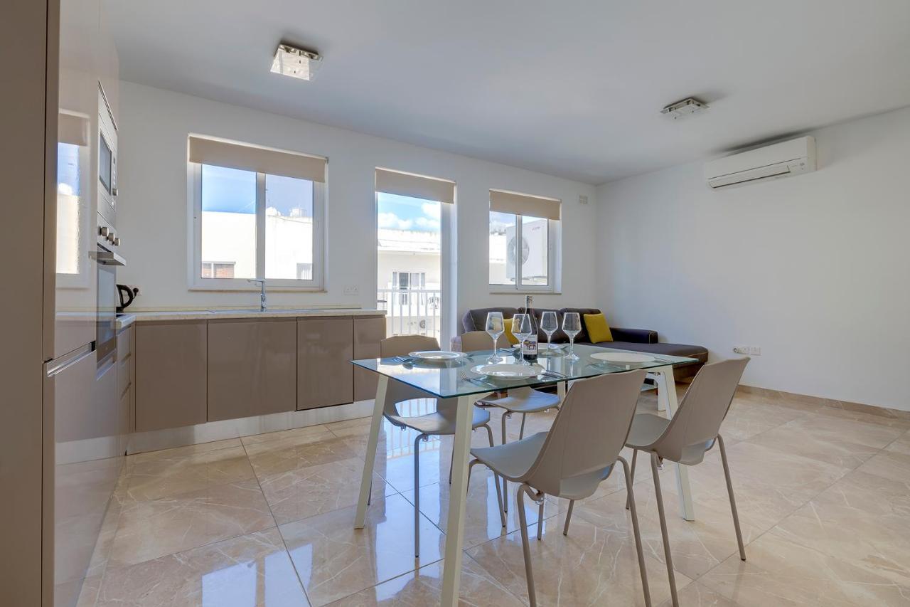 Deluxe Apartment Steps To St George'S Bay San Julián Exterior foto